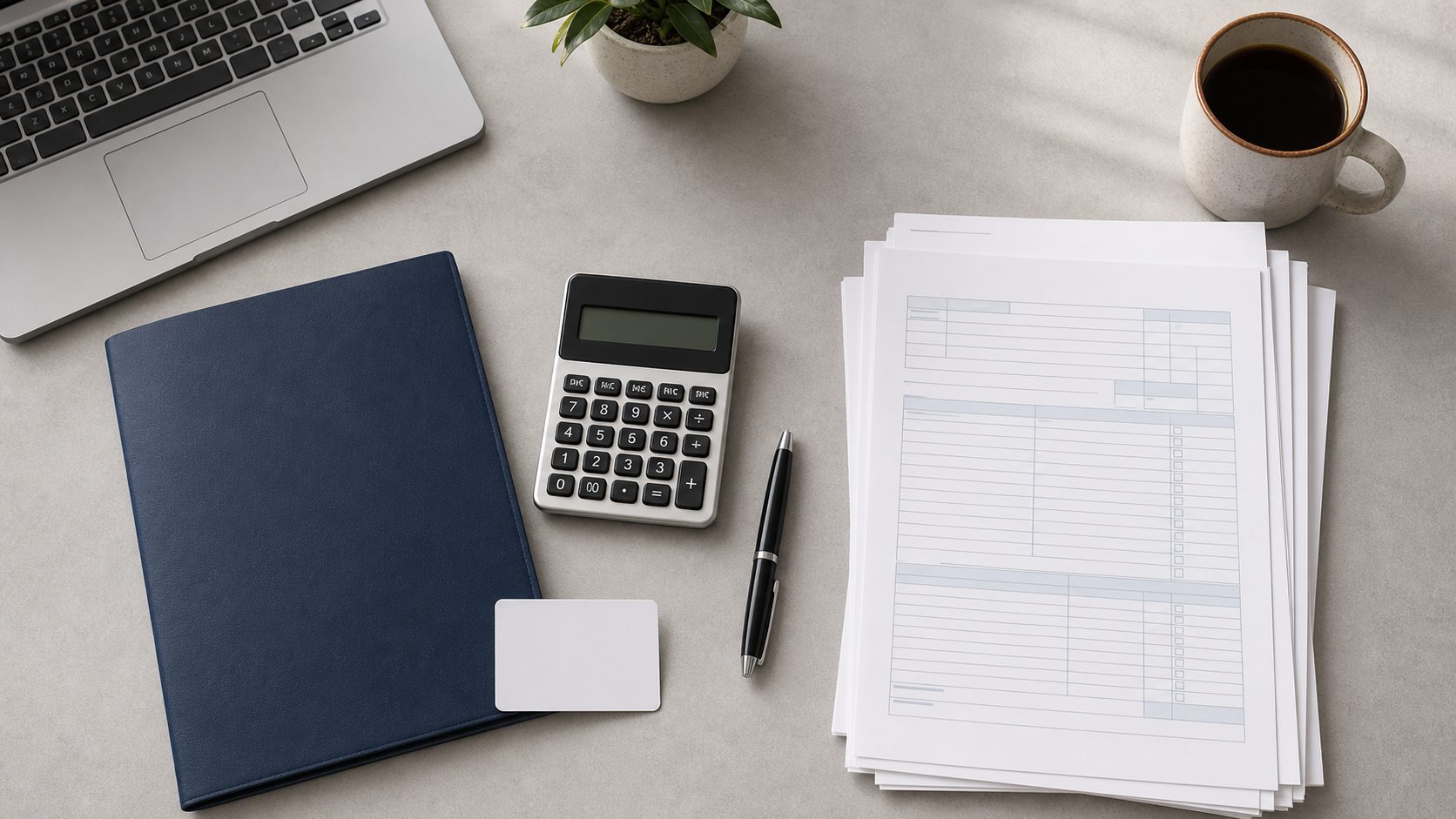 Carpeta, calculadora y documentos organizados para una cita de impuestos